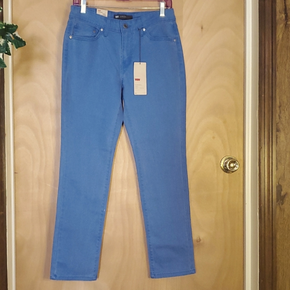Levi's mid rise skinny jeans are blue in a sz 10PM. NWT